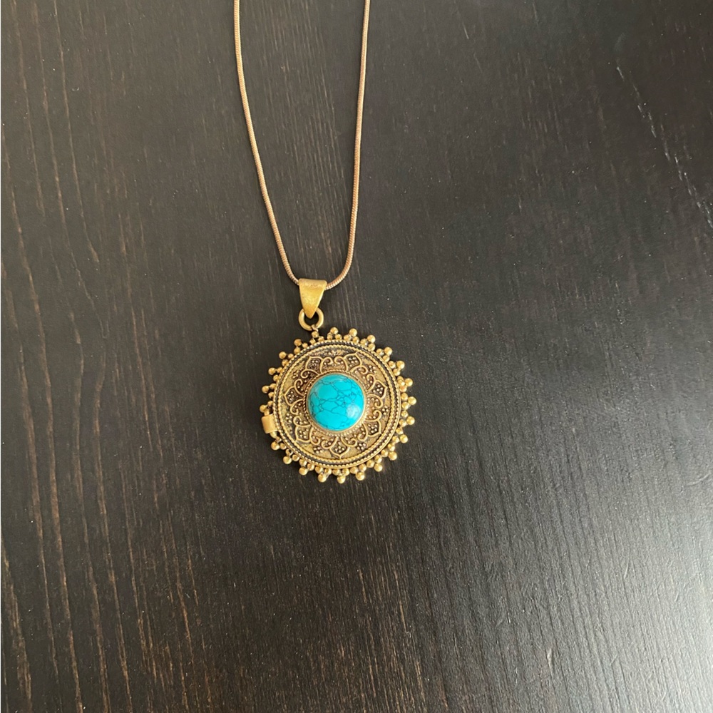 Gold Pendant Necklace